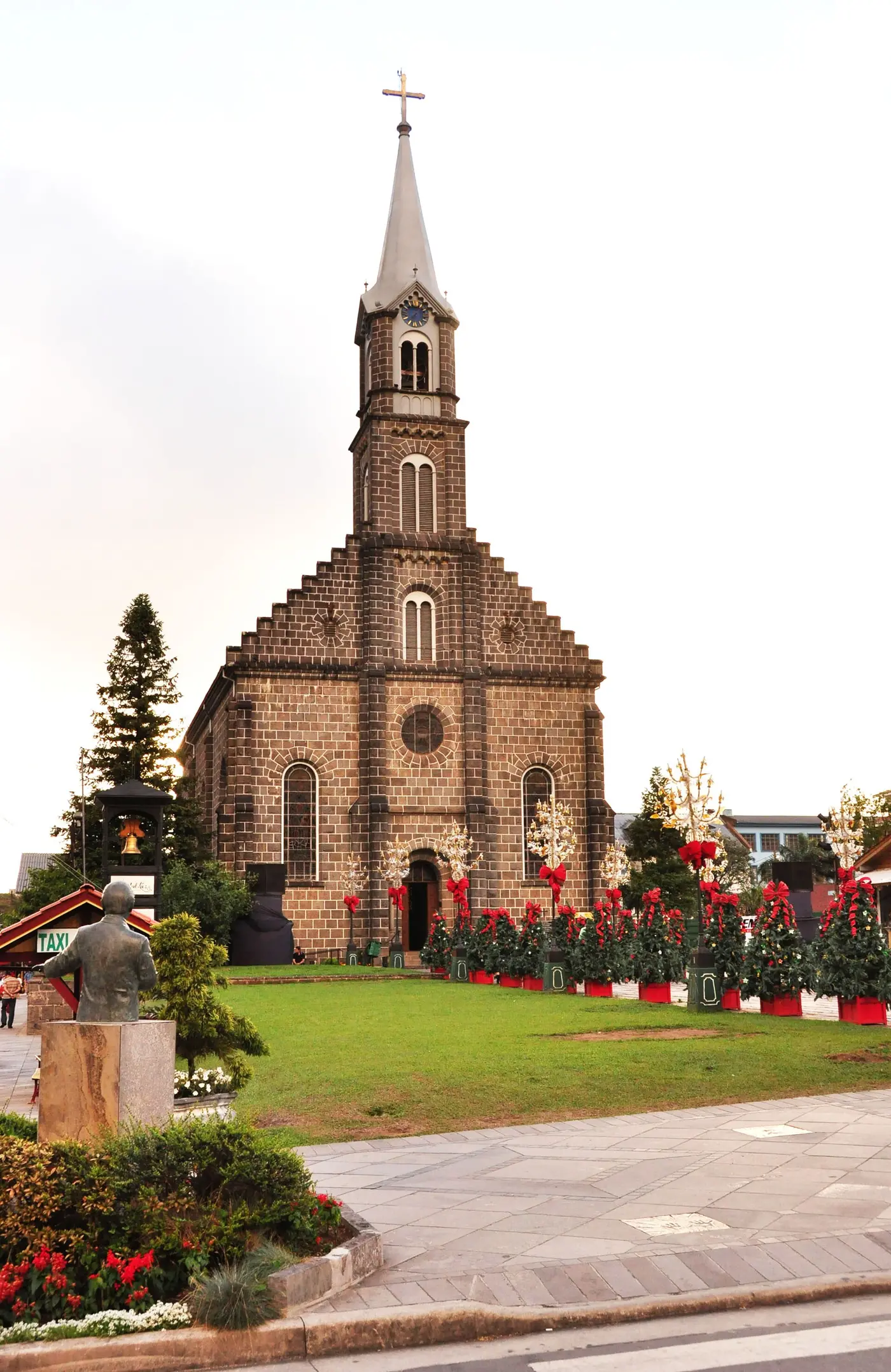Igreja Matriz São Pedro em Gramado, em estilo gótico com pedra basalto