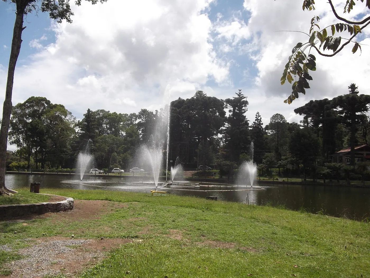 Lago Joaquina Rita Bier em Gramado cercado de hortênsias