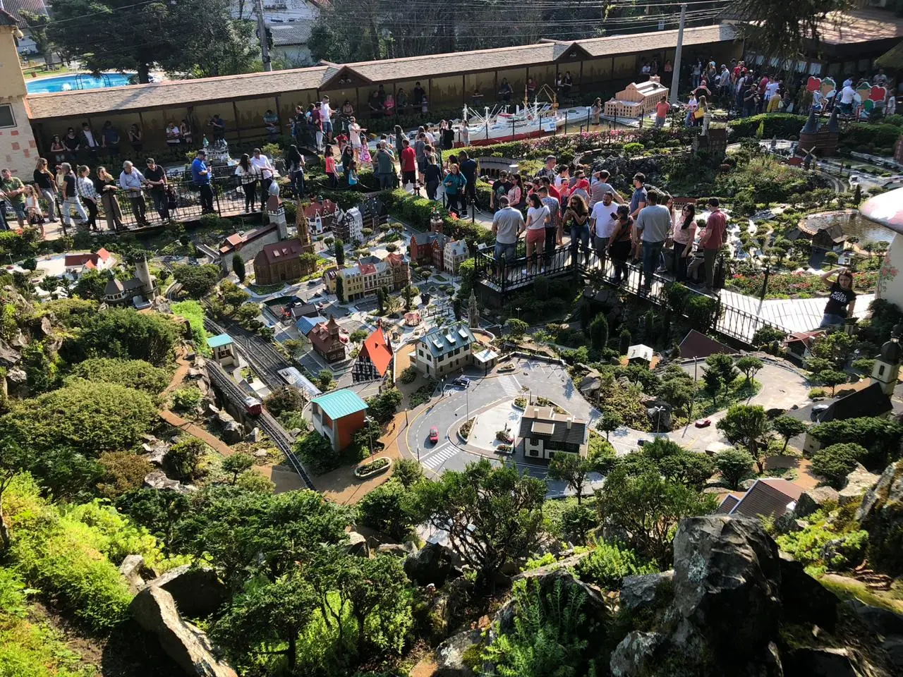 Miniaturas de castelos e casas europeias no parque Mini Mundo em Gramado