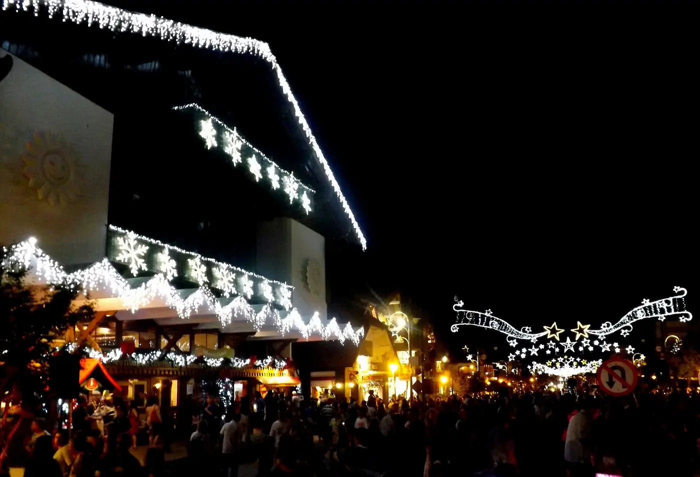 Decoração iluminada do Natal Luz em Gramado à noite