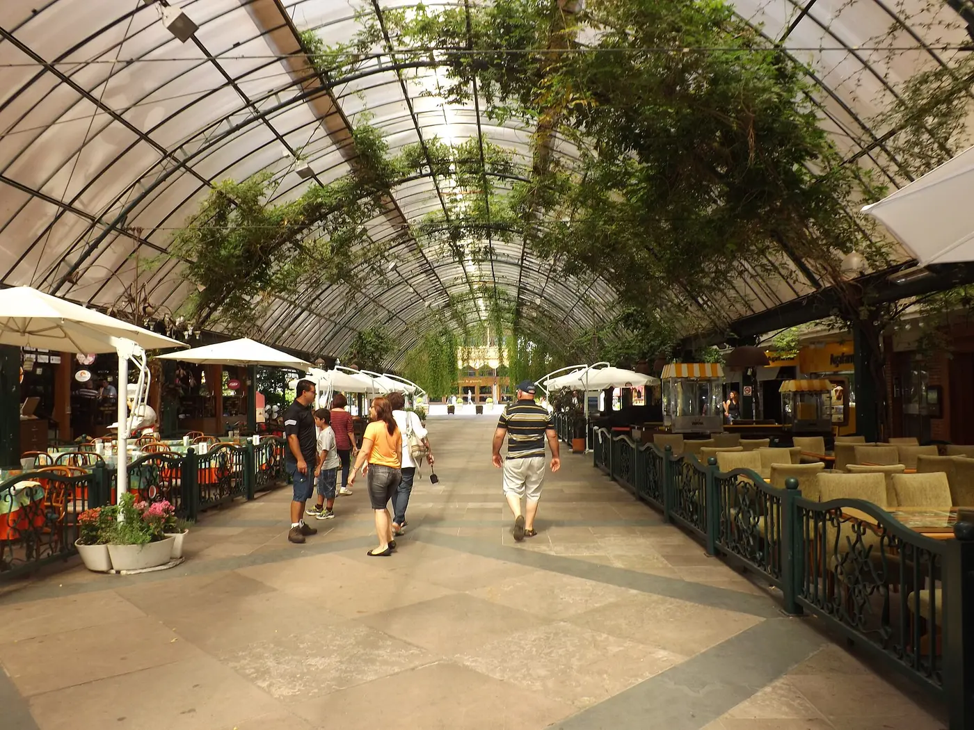Rua Coberta de Gramado com restaurantes e decoração