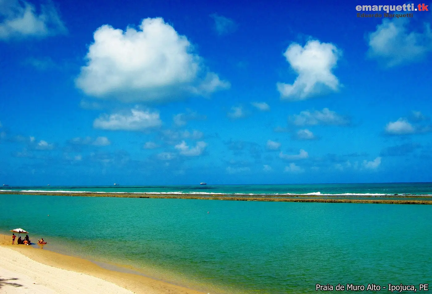 Praia de Muro Alto com águas calmas e arrecifes